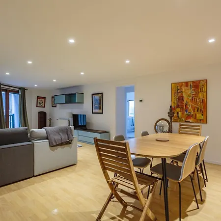 Moderne En Plein Centre Apartment